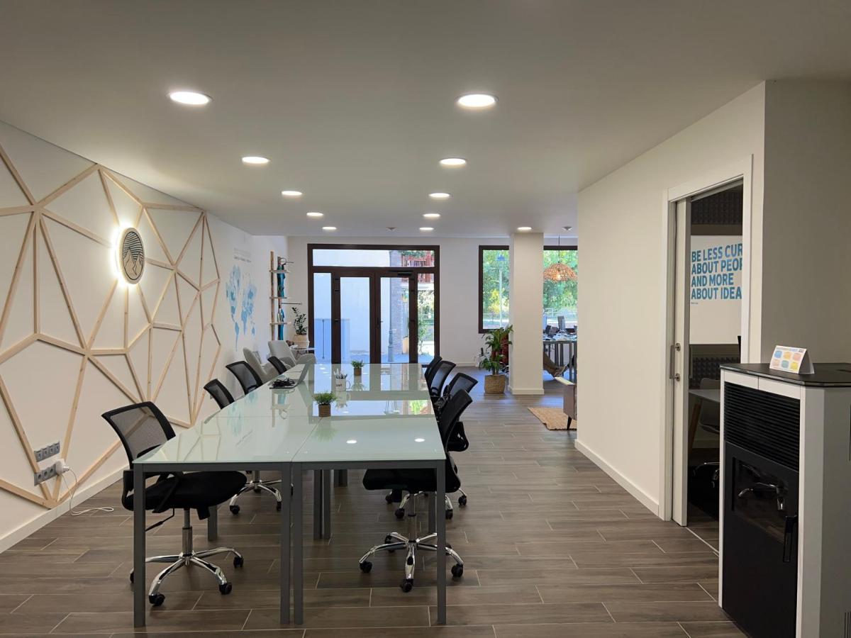 Espot Cowork & Apartments - L'Amfitriona ภายนอก รูปภาพ